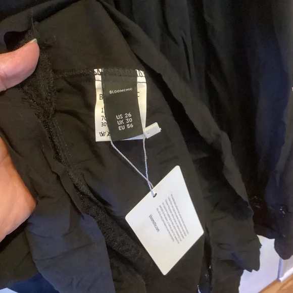 NWT BloomChic Black Shirred Waist Lace Inset V Front & Tie Back Dress Sz 26 - Picture 10 of 10